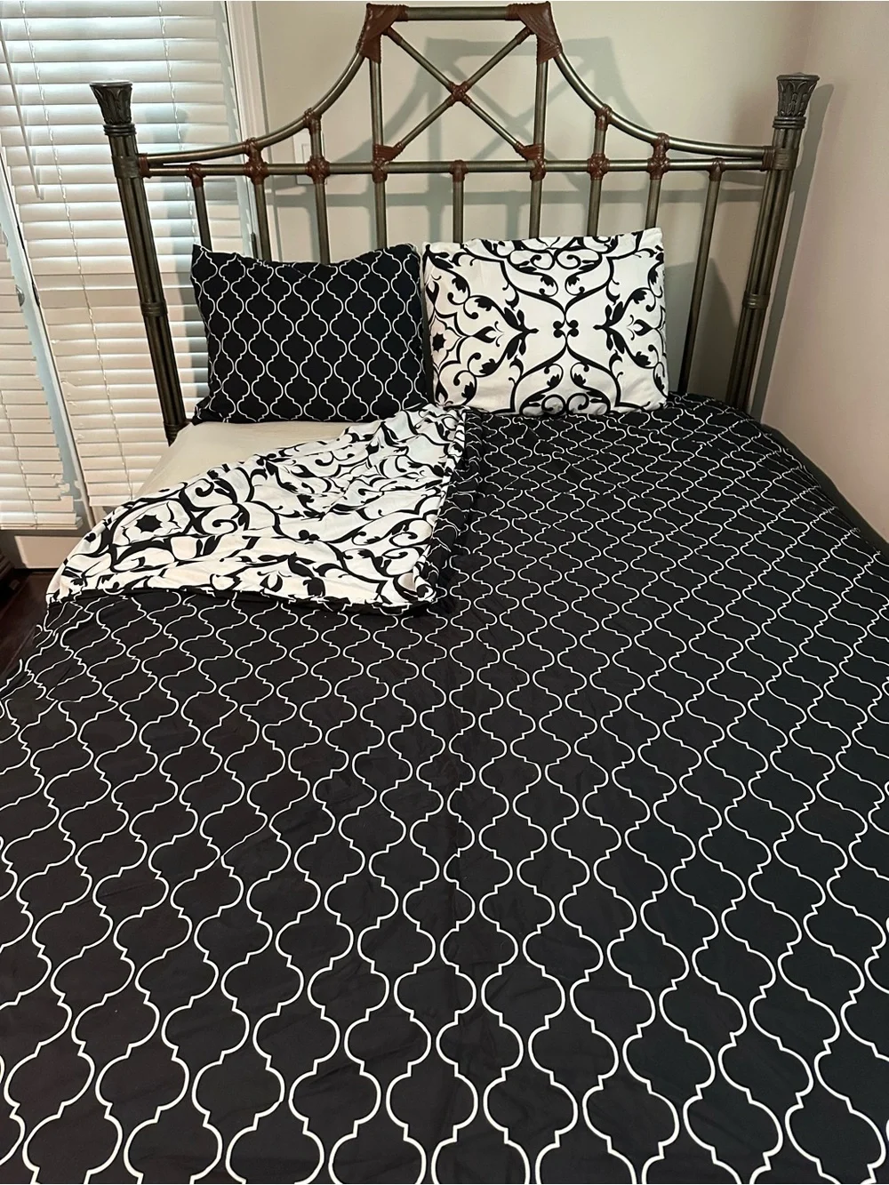 Reversible Queen Duvet Cover Set Black & White Moroccan Trellis Damask Very Soft